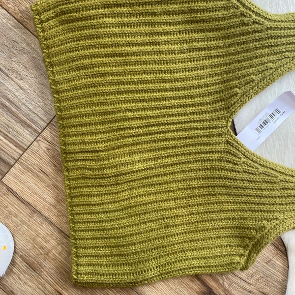 sleeveless knitwear top with a V-neckline - Picture 4 of 6